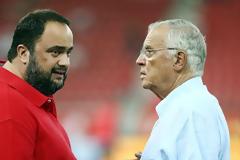 Σ. ΘΕΟΔΩΡΙΔΗΣ : ΚΑΤΑΠΛΗΚΤΙΚΟ ΝΑ ΠΡΟΣΦΕΡΕΙΣ ΤΕΤΟΙΟ ΘΕΑΜΑ!