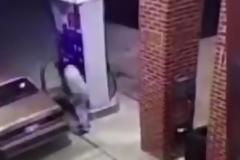 Ήθελε να σκοτώσει την αράχνη και έβαλε φωτιά σε βενζινάδικο