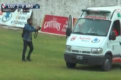 Έβαλε γκολ και μπήκε στο...ασθενοφόρο για να πανηγυρίσει!