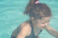 Το διαδίκτυο διχάστηκε: Το κοριτσάκι βρίσκεται μέσα ή έξω από το νερό;