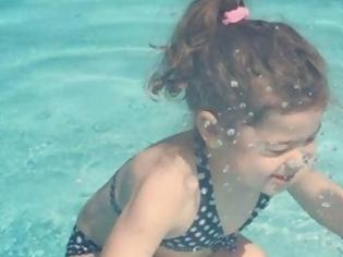 Φωτογραφία για Το διαδίκτυο διχάστηκε: Το κοριτσάκι βρίσκεται μέσα ή έξω από το νερό;