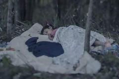 Μικρά παιδιά κοιμούνται στα δάση της Ευρώπης - Μόνα μετά το θάνατο των οικογενειών τους