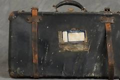 Aυτή η βαλίτσα βρέθηκε σε εγκαταλελειμμένο άσυλο - Το περιεχόμενο της είναι συγκλονιστικό!