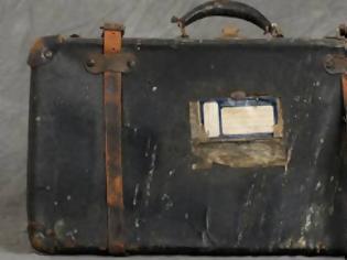 Φωτογραφία για Aυτή η βαλίτσα βρέθηκε σε εγκαταλελειμμένο άσυλο - Το περιεχόμενο της είναι συγκλονιστικό!