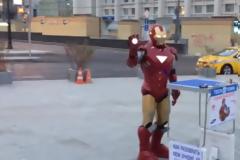 Ο Iron Man αποσυναρμολογεί το νέο iPhone 6S μπροστά στους περαστικούς