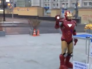 Φωτογραφία για Ο Iron Man αποσυναρμολογεί το νέο iPhone 6S μπροστά στους περαστικούς