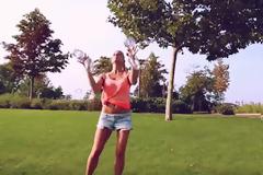 Και ποιος δεν θα ήθελε να το σερβίρει... Αυτή είναι η κουκλάρα μπαργούμαν από την Ουγγαρία - Αυτά που κάνει, απλά απίστευτα [video]