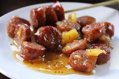 Λουκάνικα με σάλτσα ανανά και μουστάρδα