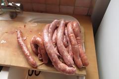 Το νου σας: Πριν ξαναφάτε λουκάνικα δείτε τι μπορεί να βρείτε μέσα