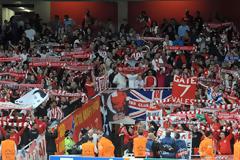 ΜΕ ΤΟΝ ΠΥΡΙΝΟ ΛΑΟ ΤΟΥ ΣΤΟ «EMIRATES» Ο ΘΡΥΛΟΣ!