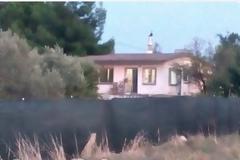 «Πέσαμε από τα σύννεφα»λένε οι κάτοικοι στην Αγία Τριάδα για το κρησφύγετο του Πετρακάκου [video]