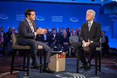 Τι προδίδει η γλώσσα του σώματος μεταξύ του Μπιλ Κλίντον και του Αλέξη Τσίπρα;