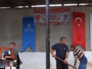 Φωτογραφία για ΣΟΚ: Ύψωσαν τουρκικές σημαίες στην...
