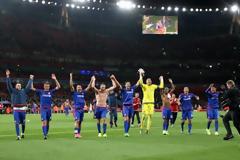 ΟΛΕ-ΟΛΕ ΜΕ ΤΟΥΣ ΟΠΑΔΟΥΣ ΤΟΥ ΘΡΥΛΟΥ ΜΕΣΑ ΣΤΟ EMIRATES! *BINTEO*