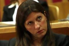 Νύχτα μετακόμισε από τη Bουλή η Ζωή Κωνσταντοπούλου