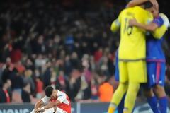 ΧΑΜΟΣ ΣΤΑ ΔΙΕΘΝΗ ΜΜΕ ΓΙΑ ΤΟ ΤΕΡΑΣΤΙΟ ΔΙΠΛΟ ΤΟΥ ΘΡΥΛΟΥ! (PHOTOS)