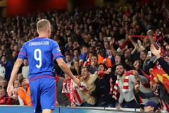 ΕΡΥΘΡΟΛΕΥΚΟ ΝΤΕΛΙΡΙΟ ΚΑΙ... ΠΑΝΗΓΥΡΙΣΜΟΙ ΣΤΙΣ ΕΞΕΔΡΕΣ ΤΟΥ EMIRATES! *BINTEO*