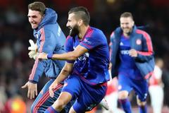 ΤΡΕΛΑ ΣΤΟ TWITTER ΓΙΑ ΤΟΝ ΘΡΙΑΜΒΟ ΤΟΥ ΘΡΥΛΟΥ ΣΤΟ ΛΟΝΔΙΝΟ! (PHOTOS)