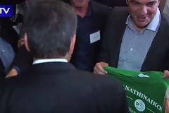 ΜΕ ΦΑΝΕΛΑ ΤΟΥ ΠΑΟ ΣΤΙΣ ΗΠΑ Ο ΤΣΙΠΡΑΣ ΚΑΙ Η... ΑΝΤΙΔΡΑΣΗ ΤΟΥ ΓΙΑ ΤΟΝ ΘΡΙΑΜΒΟ ΤΟΥ ΟΛΥΜΠΙΑΚΟΥ! *ΒΙΝΤΕΟ*