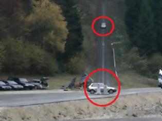 Φωτογραφία για Αυτό συμβαίνει όταν συγκρουστούν δύο αυτοκίνητα με ταχύτητα 200χλμ/ωρα- Απλά δείτε το βίντεο