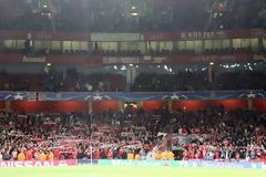 ΤΡΕΛΟ... «ΝΤΟΥ» ΤΩΝ ΠΑΙΚΤΩΝ ΣΤΗ ΛΗΞΗ ΤΟΥ ΑΓΩΝΑ ΣΤΗΝ ΕΞΕΔΡΑ ΤΩΝ ΟΠΑΔΩΝ ΤΟΥ ΘΡΥΛΟΥ ΣΤΟ EMIRATES! *BINTEO*