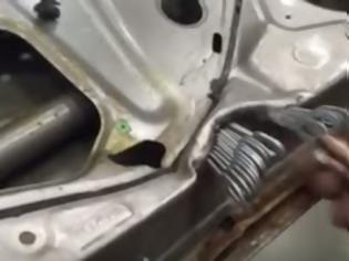 Φωτογραφία για Ακουμπά πολλά μεταλλικά γατζάκια στο βούλιαγμα του αυτοκινήτου - Δείτε πώς το φτιάχνει σε λίγα λεπτά [video]