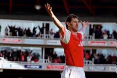 ΕΝΑΣ ΘΡΥΛΟΣ ΤΗΣ ΑΡΣΕΝΑΛ ΒΓΑΖΕΙ ΤΟ... ΚΑΠΕΛΟ ΣΤΟΝ ΘΡΥΛΟ ΤΗΣ ΕΛΛΑΔΑΣ!