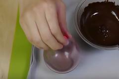 Παίρνει ένα μπολ σοκολάτα και φουσκώνει μερικά μπαλόνια - Αυτό που κάνει στο τέλος, δεν μπορείτε να το φανταστείτε... [video]