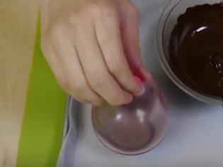 Φωτογραφία για Παίρνει ένα μπολ σοκολάτα και φουσκώνει μερικά μπαλόνια - Αυτό που κάνει στο τέλος, δεν μπορείτε να το φανταστείτε... [video]