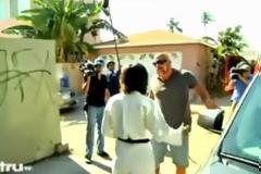 Τεράστιος άντρας έφαγε το ξύλο της ''αρκούδας'' από μια νεαρή κοπέλα [video]