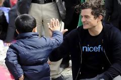 Κοντά στους πρόσφυγες στη Γευγελή ο Ορλάντο Μπλουμ