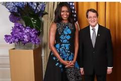 Η Κύπρια Πρώτη Κυρία έπεσε πάνω στον Ομπάμα -Ανετη, με το κατακόκκινο φουστάνι της