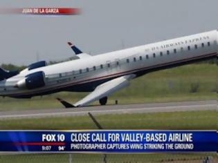Φωτογραφία για Προσγείωση που σοκάρει: Το φτερό του αεροπλάνου τρίφτηκε στον διάδρομο [video]