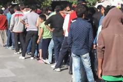 Στις ολυμπιακές εγκαταστάσεις στο Γαλάτσι οι πρόσφυγες από την πλατεία Βικτωρίας