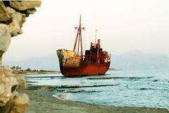 Το πλοίο-φάντασμα στο Γύθειο: Ποια είναι η ιστορία του; [photos]