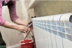 Επιτέθηκε σε δυο υδραυλικούς όταν της είπαν 