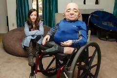 Είναι μικρός στο μάτι αλλά...! Δείτε τι λέει για το Sean Stephenson η σύντροφός του...