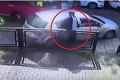 Βίντεο Σοκ: Χτυπήθηκε από αυτοκίνητο αλλά δείτε πως ξεγέλασε τον θάνατο...