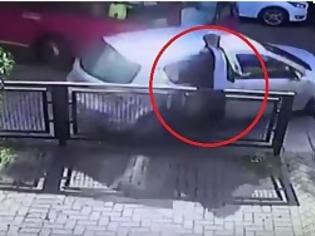 Φωτογραφία για Βίντεο Σοκ: Χτυπήθηκε από αυτοκίνητο αλλά δείτε πως ξεγέλασε τον θάνατο...