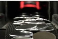 Τα νομισματοκοπεία ξέμειναν από ασημένια νομίσματα