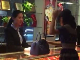 Φωτογραφία για Εξαλλη πελάτισσα κοσμηματοπωλείου πετάει λεφτά στο πρόσωπο της πωλήτριας [video]