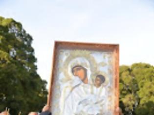 Φωτογραφία για 7153 - Πλήθος κόσμου στην Πάτρα υποδέχθηκε την εικόνα της Παναγίας της Παραμυθίας από το Βατοπαίδι. Σήμερα στις 7 μ.μ. η ομιλία του Γέροντα Εφραίμ, Καθηγούμενου της Ι.Μ. Μονής Βατοπαιδίου