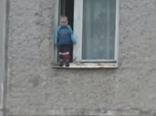 Φωτογραφία για ΒΙΝΤΕΟ ΣΟΚ - Μωρό παιδί κρέμεται από το περβάζι του 8ου ορόφου πολυκατοικίας