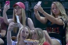 Τις ξεφτίλισαν γιατί έβγαλαν πολλές selfie στο γήπεδο! [video]