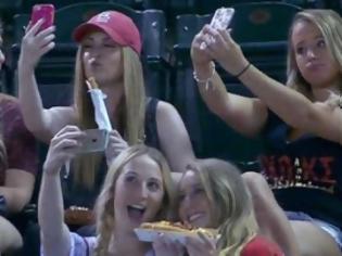 Φωτογραφία για Τις ξεφτίλισαν γιατί έβγαλαν πολλές selfie στο γήπεδο! [video]