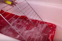 Πετάει τη βρώμικη σχάρα του φούρνου στη μπανιέρα - Γιατί; Πανέξυπνο... [video]