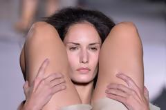 Η νέα τάση στην πασαρέλα: Μοντέλα φορούν... μοντέλα