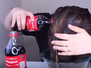 Φωτογραφία για Αδειάζει 2 μπουκαλάκια Coca Cola στα μαλλιά της και περιμένει - Το αποτέλεσμα θα σας εντυπωσιάσει... [video]