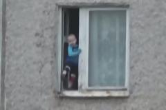 Θα σας κοπεί η ανάσα - Μωρό περπατά έξω από το παράθυρο στον 8ο όροφο και... [video]