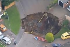 Βρετανία: Τρύπα διαμέτρου 20 μέτρων άνοιξε σε γειτονιά